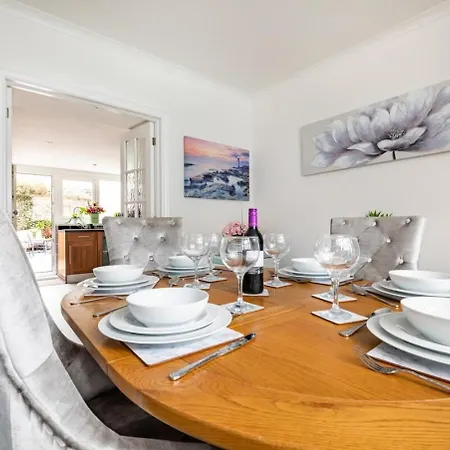 Cozy Market Town Getaway In Bridgend - Happy Days Exterior photo