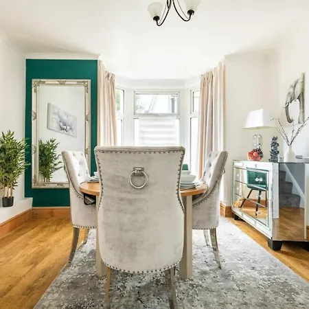 Cozy Market Town Getaway In Bridgend - Happy Days Exterior photo