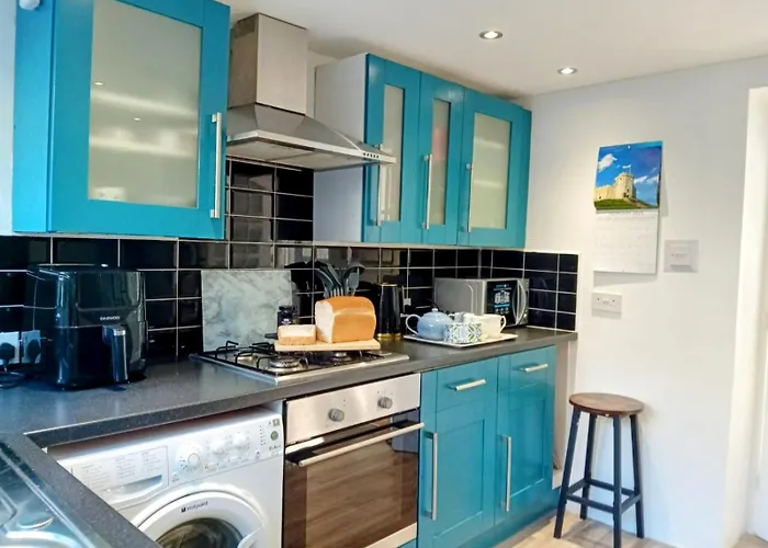 Cozy Market Town Getaway In Bridgend - Happy Days