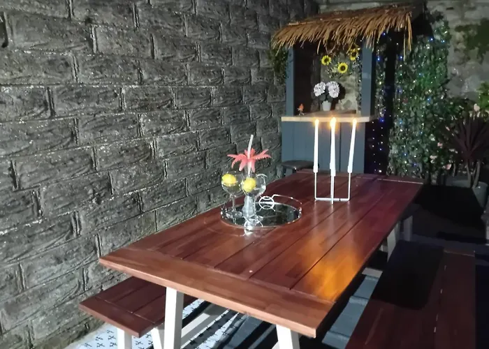 Cozy Market Town Getaway In Bridgend - Happy Days