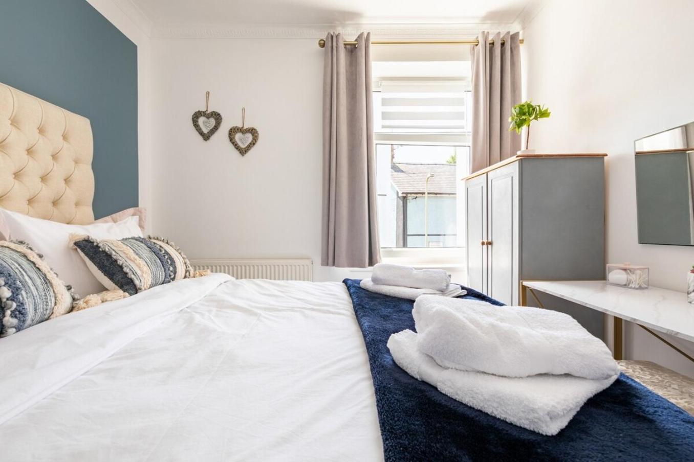 Holiday home Cozy Market Town Getaway In Bridgend - Happy Days