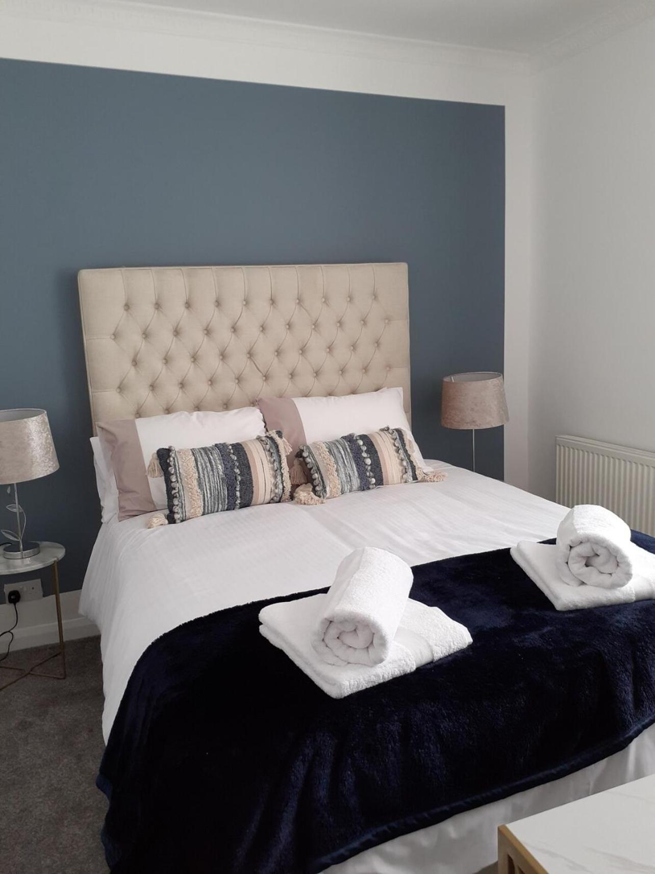 Cozy Market Town Getaway In Bridgend - Happy Days Holiday home