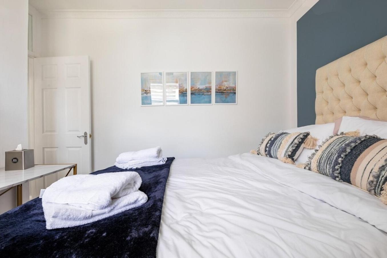 Cozy Market Town Getaway In Bridgend - Happy Days Holiday home
