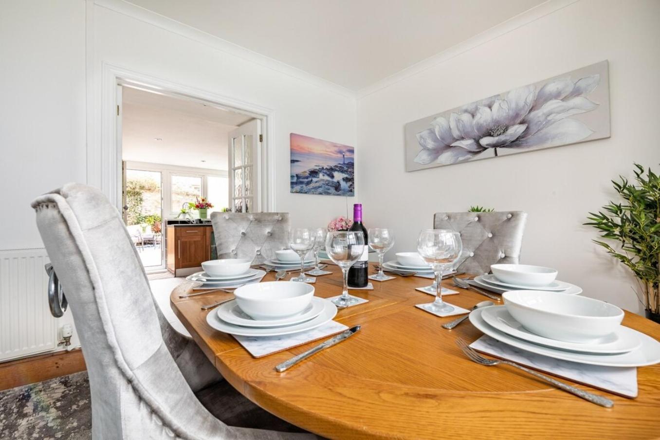 Cozy Market Town Getaway In Bridgend - Happy Days