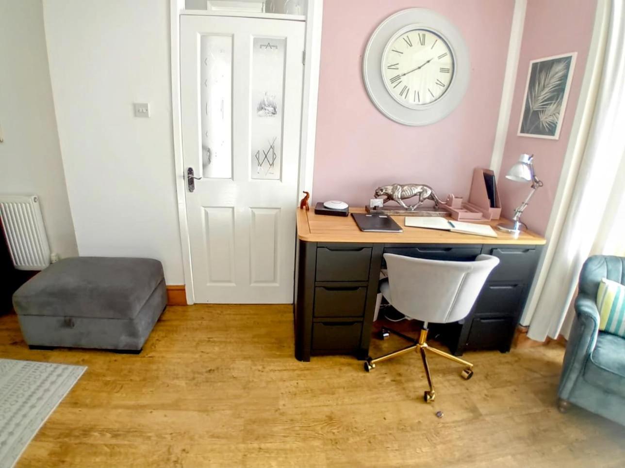 Holiday home Cozy Market Town Getaway In Bridgend - Happy Days
