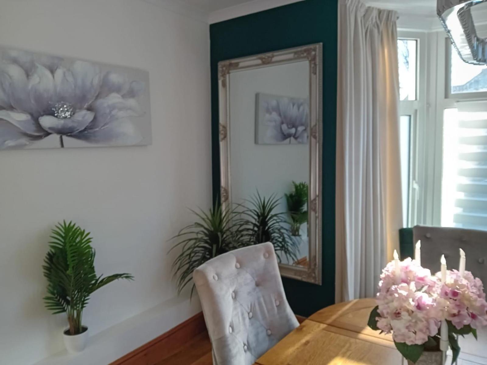 Cozy Market Town Getaway In Bridgend - Happy Days Holiday home *