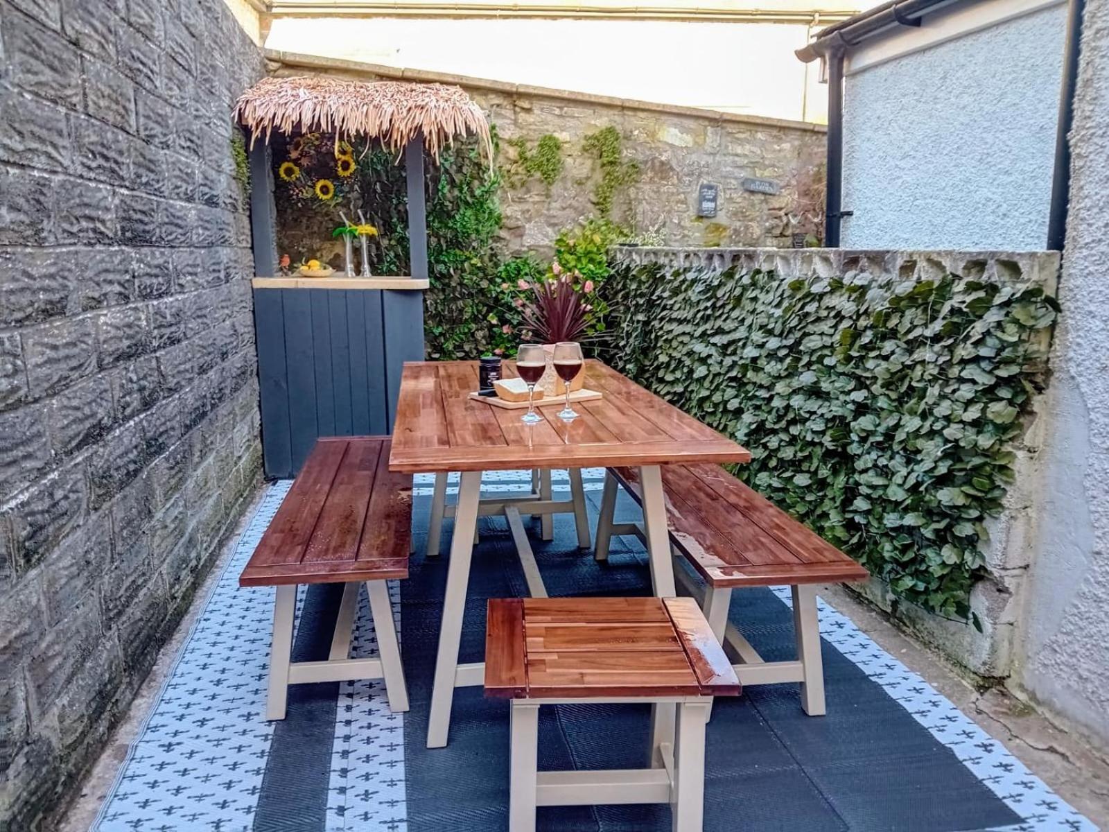 Cozy Market Town Getaway In Bridgend - Happy Days Holiday home *