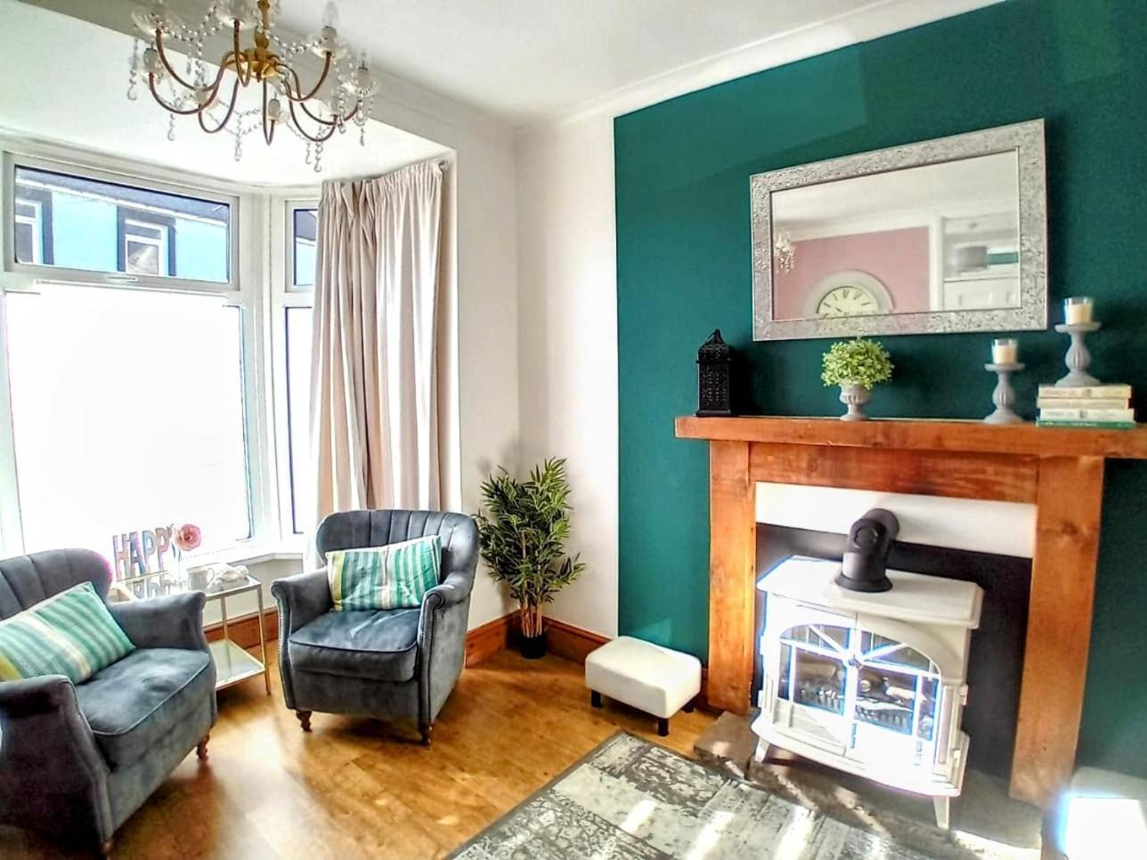 Cozy Market Town Getaway In Bridgend - Happy Days Holiday home