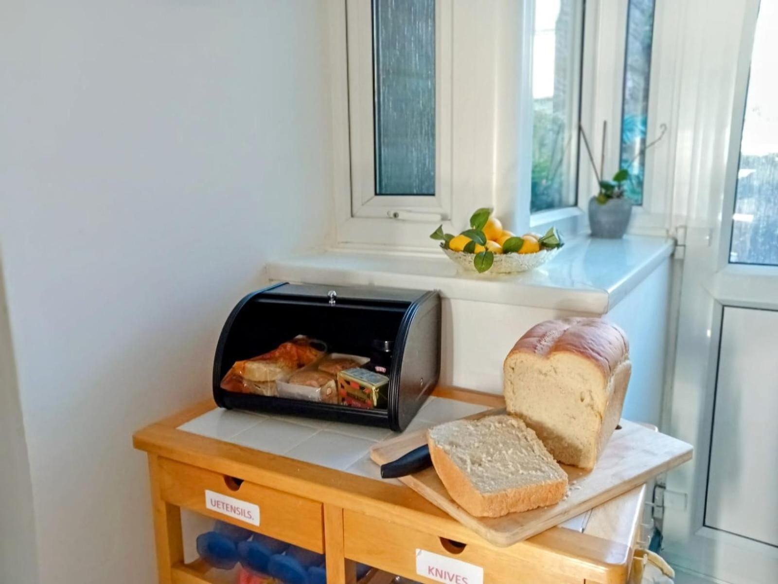 Cozy Market Town Getaway In Bridgend - Happy Days Holiday home *