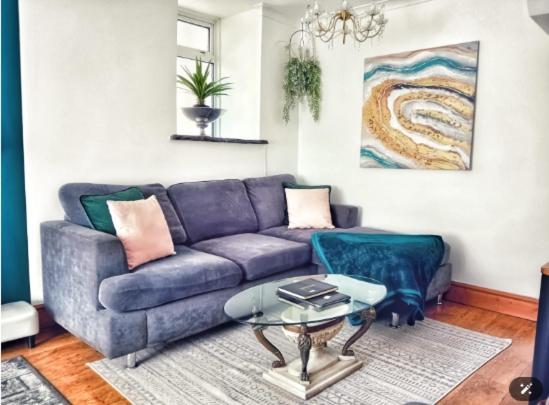 Cozy Market Town Getaway In Bridgend - Happy Days *